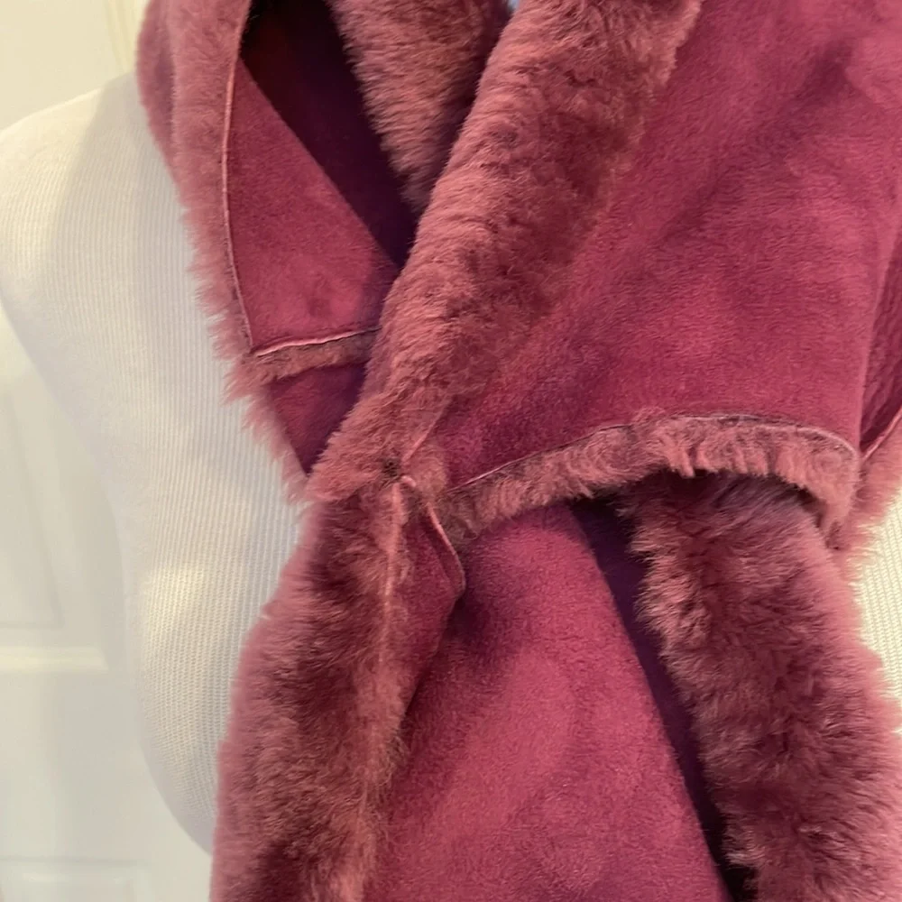 UGG PULL-THROUGH SUEDE FLEECE SCARF - Picture 2 of 10